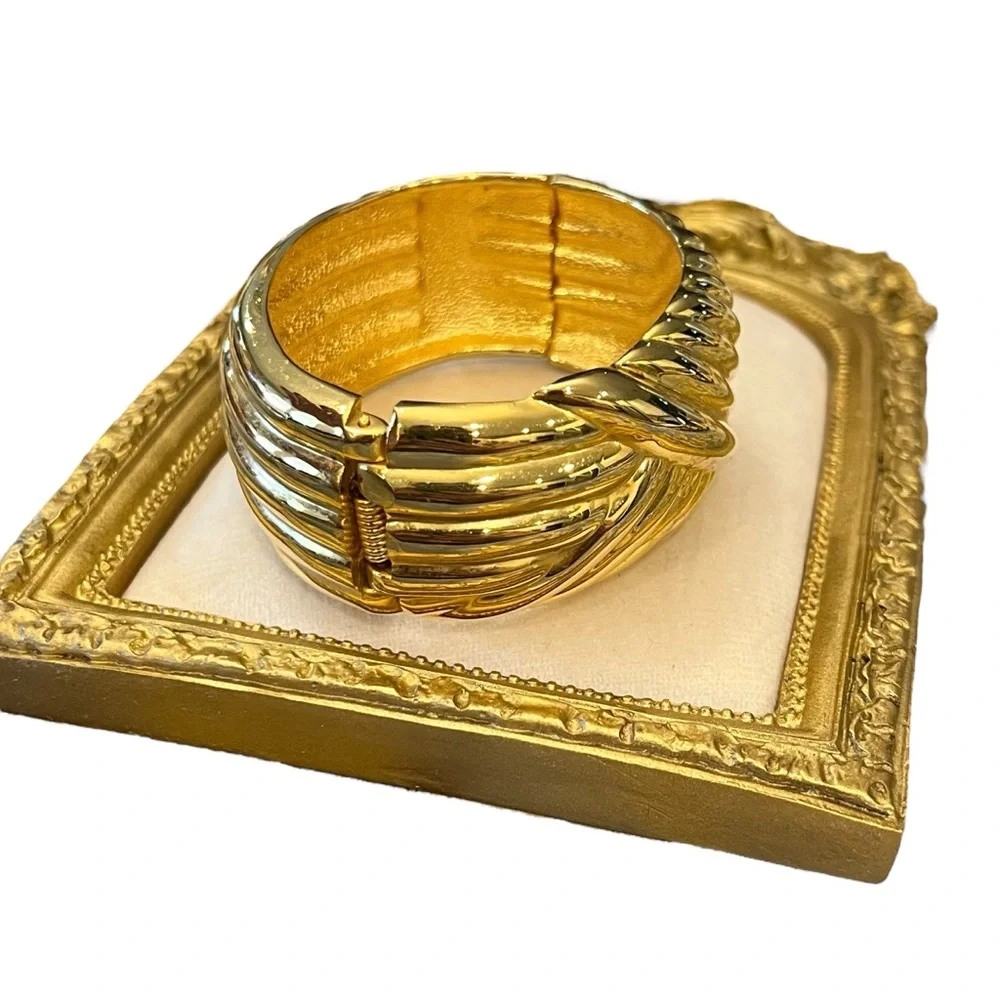 Wide Chunky Linear Ribbed Gold Tone‎ Bangle Bracelet Vintage Jewelry Boho Mod